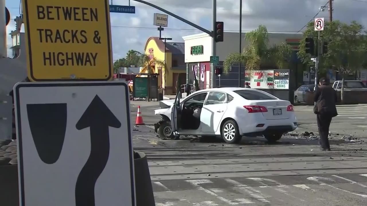 6 de enero: Un hombre muere y una mujer resulta herida de gravedad tras un accidente de tránsito en Pacoima sobre las vías del tren que provocó el cierre temporal de la línea del Metrolink.