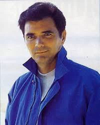 <b>'Renato Santibáñez' </b>era el padre de 'Sergio' y esposo de 'Angélica'. Era un hacendado que queda en banca rota por sus malos manejos y falta de carácter. Una de sus carácterísticas es que vestía muy parecido a su hijo con chamarras deportivas.