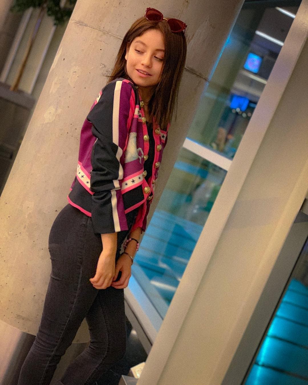 Otra característica que debe tener el chico de sus sueños es compartir su sencillez: “En casa yo soy Karol. No soy la artista. Me ponen todavía a barrer, a lavar trastes, a recoger mi cuarto. O sea, de hecho en casa soy normal”..