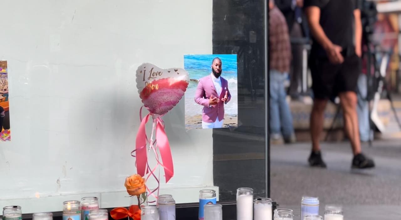 Recordaron a Sergio Harris con un altar, en un lugar cercano a donde ocurrió el tiroteo en el que murió junto con otras cinco víctimas. Con velas y fotografías, el padre de tres niños pequeños fue honrado tras su muerte.