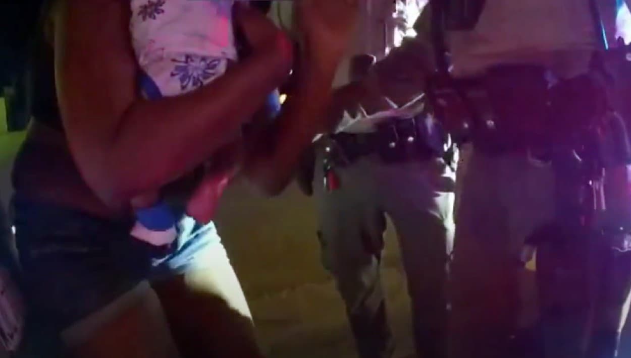 ¿Quién le pegó dos puños en la cara a la mujer que cargaba un bebé en Los Ángeles? Esto es lo que sabemos