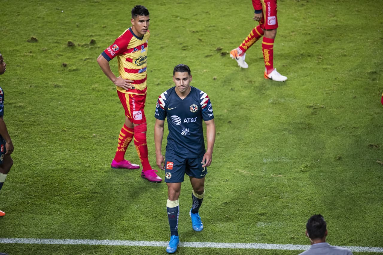 El americanista se marcha confundido y triste por dejar a su equipo en inferioridad numérica.