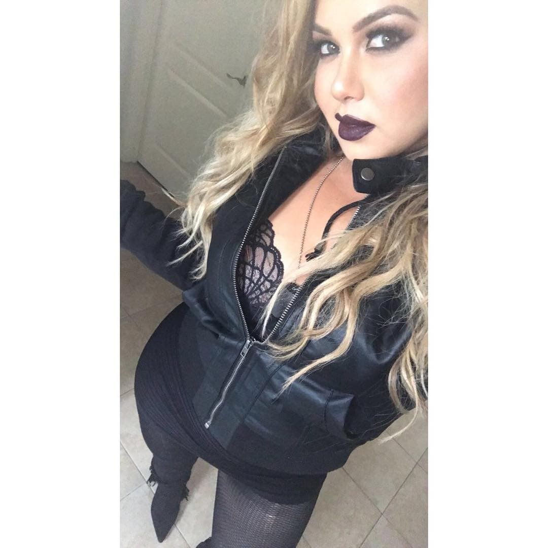 Para Chiquis no ha sido nada fácil encontrar ropa que le quede a su cuerpo, pero ahora será ella quien ofrecerá opciones a las mujeres latinas, tanto en el color como en el estilo.