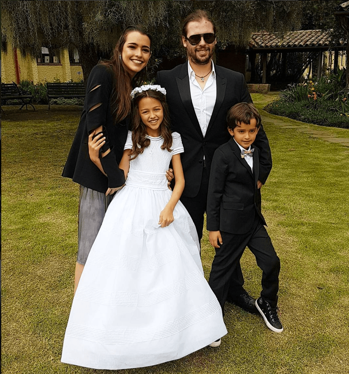 Aquí los cuatro hijos de Carlos, Lucy, Carlos Enrique, Pedro y Elena en la primera comunión de Elena.