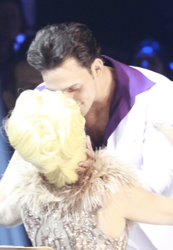 A la final habían llegado Greeicy, Sara, Emmanuel y Santiago. En la primera ronda de baile, la participación de Emmanuel obtuvo grandes halagos de parte de las juezas, por lo que el venezolano decidió agradecer las palabras de la 'Jueza de Hierro' con un beso.