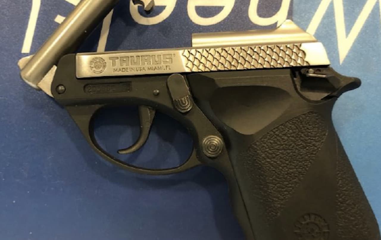 Arma de fuego confiscada por TSA en el aeropuerto de Newark.