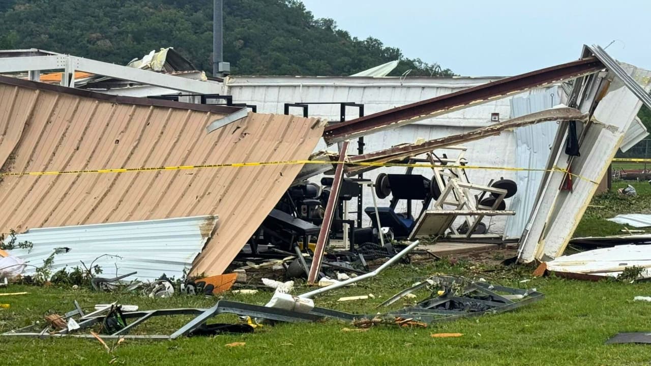 La noche del domingo 18 de mayo fue una de las más intensas que recuerdan en esta pequeña comunidad del norte de Texas.
<b>Una poderosa tormenta,</b> posiblemente acompañada de un tornado
<b>, impactó con fuerza el condado de Palo Pinto</b>, dejando un
<b>rastro de destrucción en escuelas</b>,
<b>viviendas y calles</b> del centro de Gordon.