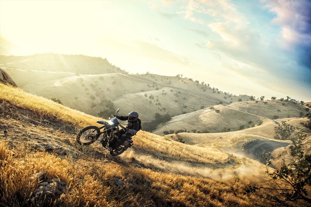 Además, recibe un
<b>motor mono cilíndrico de 4 tiempos y 249cc.</b> Su inyector de gasolina posee tres agujeros que le permite atomizar la gasolina lo suficiente para maximizar su combustión. Este se encuentra acoplado a una transmisión manual de 6 velocidades.