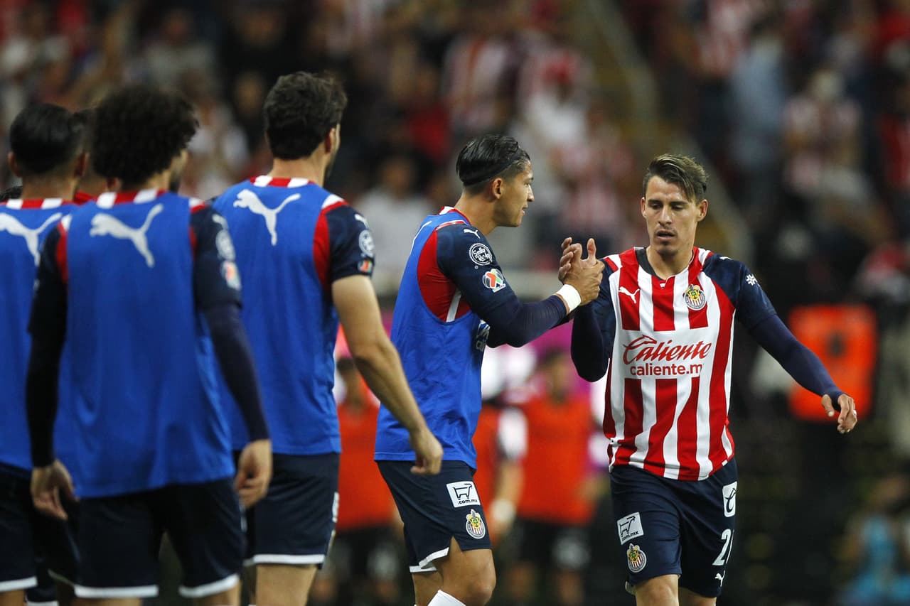 Chivas tardó 15 minutos en anotar el gol del descuento vía 'Chicote' Calderón, quien definió de media vuelta en un tiro de esquina para darle vida al Rebaño.