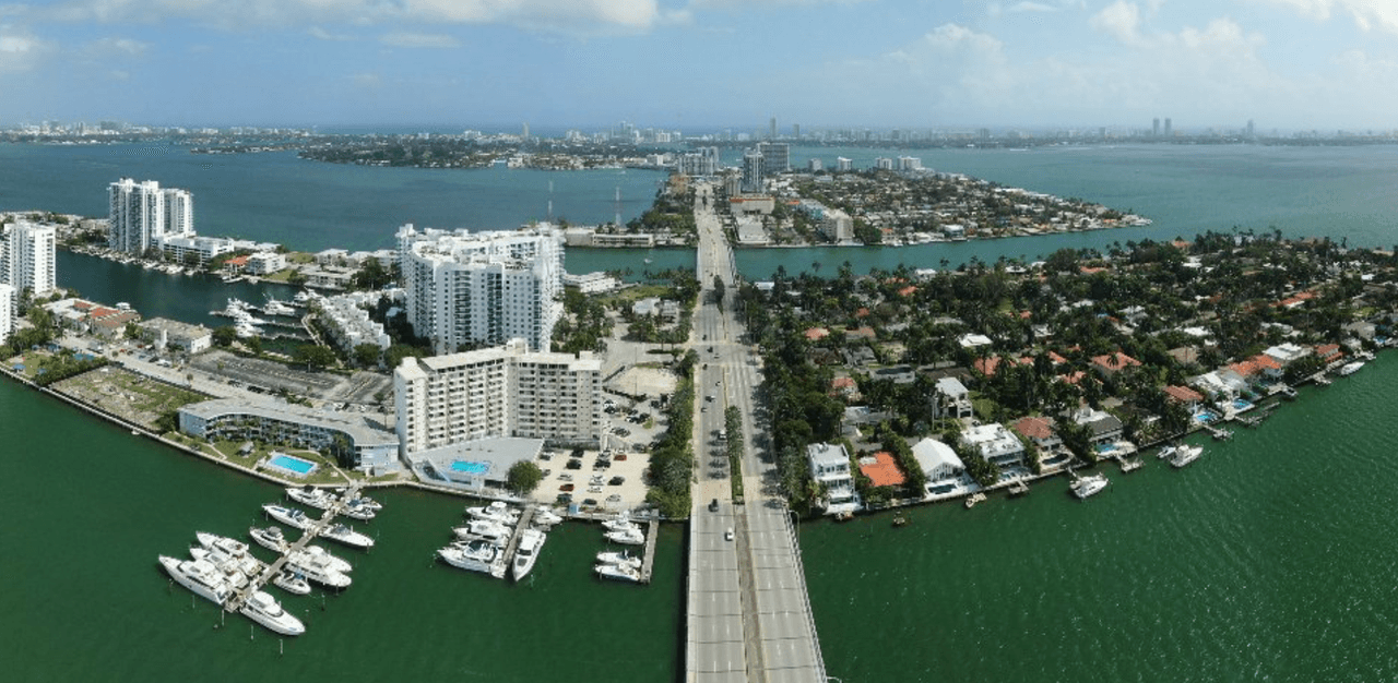 Julia es residente de North Bay Village.