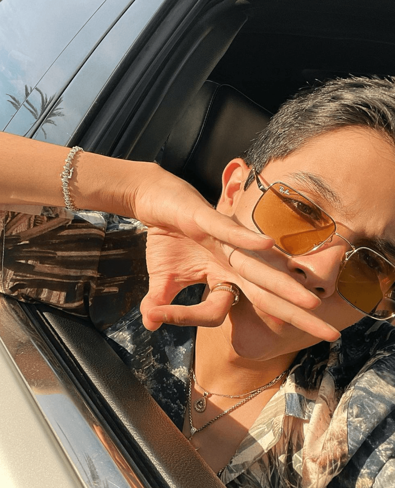 El destacado artista inició su carrera en la música desde muy pequeño. Sus padres le inculcaron el amor por la música mexicana, pero nunca se cerraron a que Ramón, explorara otros ritmos o géneros musicales.