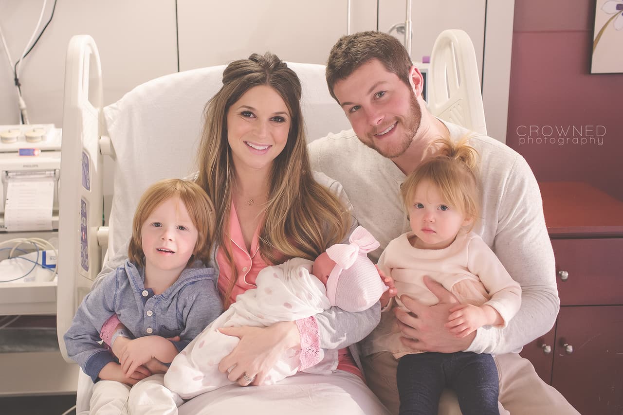 La sonriente familia Colquitt y sus bebés.
<br>Para saber más sobre el trabajo de Paulescu pueden contactarla vía su
<a href="http://http://crownedphotography.com/blog/" target="_blank">página web</a> o
<a href="http://https://www.facebook.com/CrownedBirthPhotography/" target="_blank">Facebook</a>.