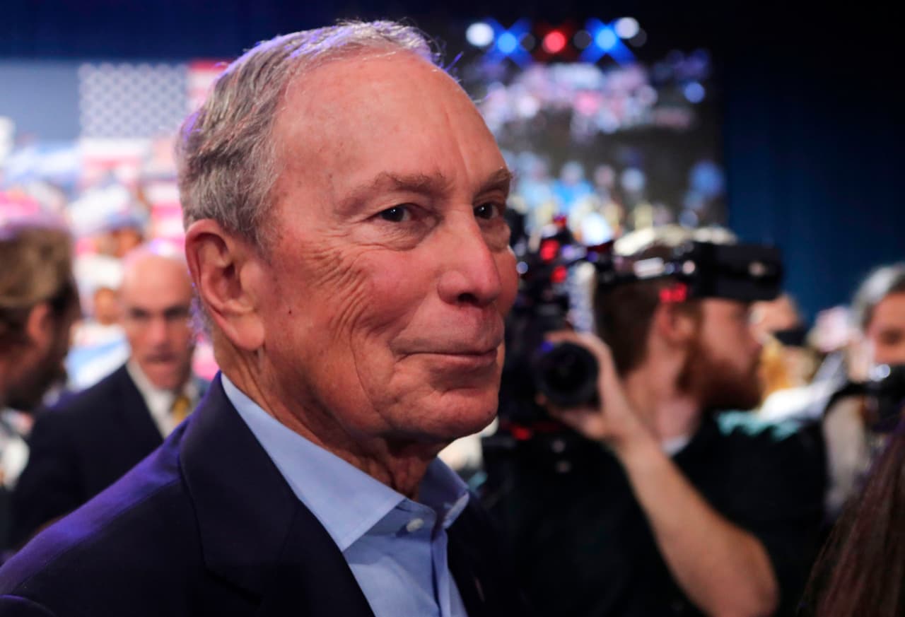 <b>Michael Bloomberg (empresario)</b>
<br>
<br>Patrimonio neto: 35,400 millones de dólares.
<br>
<br>Primer empleo: ayudante en un estacionamiento.
<br>
<br>El multimillonario y exalcalde de Nueva York consiguió su primer trabajo como asistente de estacionamiento
<a href="https://www.businessinsider.com/wall-streeters-first-jobs-2012-8#michael-bloomberg-worked-as-a-parking-lot-attendant-7"><u>para costear sus estudios en la Universidad Johns Hopkins</u></a>.