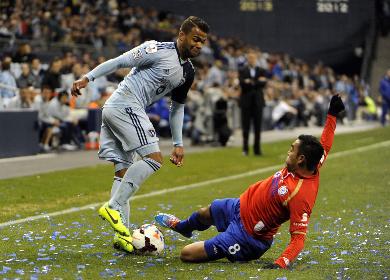 Tuvo un paso a préstamo en el Cruz Azul por un año, todo el 2014. Su primer semestre fue muy bueno, consiguiendo varios goles, uno de antología. Lo que le valió ser convocado para el Mundial en Brasil.
