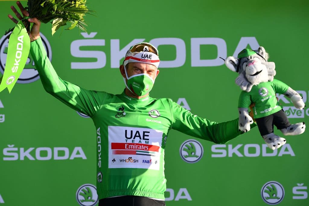 El noruego Alexander Kristoff, del equipo UAE Emirates, celebra su premio como mejor velocista.