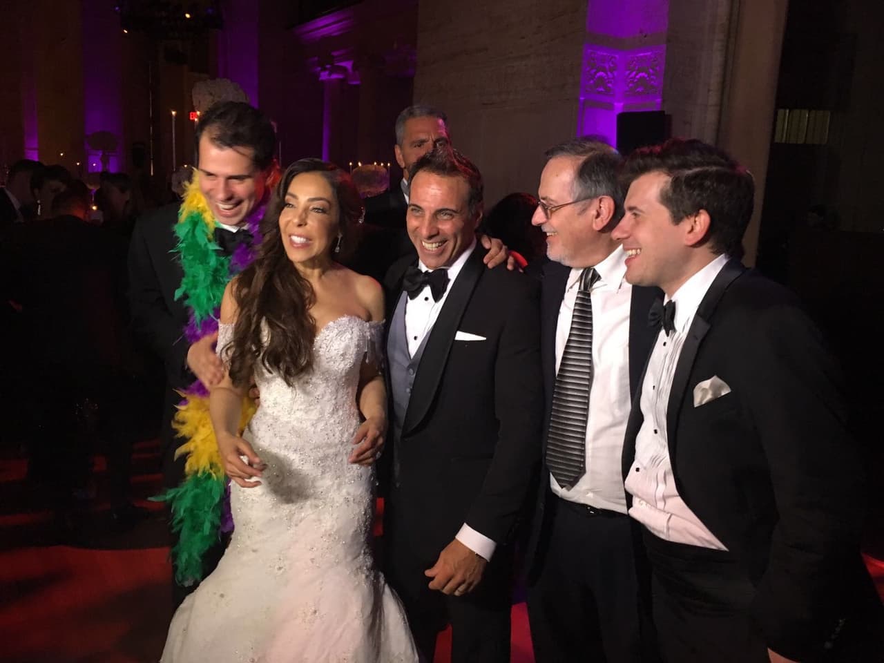 El novio italoamericano Steve Cutuli contó con la compañía de sus amigos y de sus hermanos Johnny y David Cutuli.