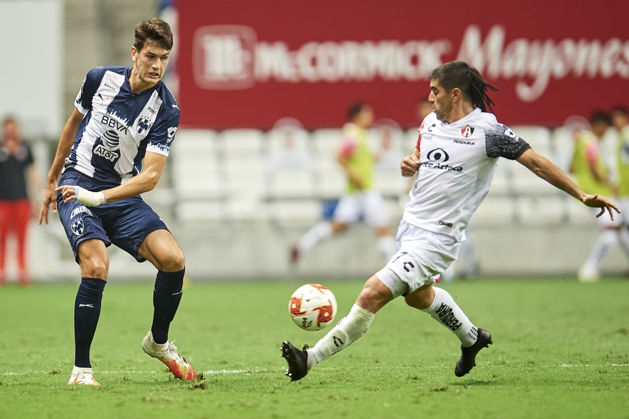 Monterrey presiona en todas las zonas del campo, por lo que las salidas del Atlas siempre terminan en balón dividido.