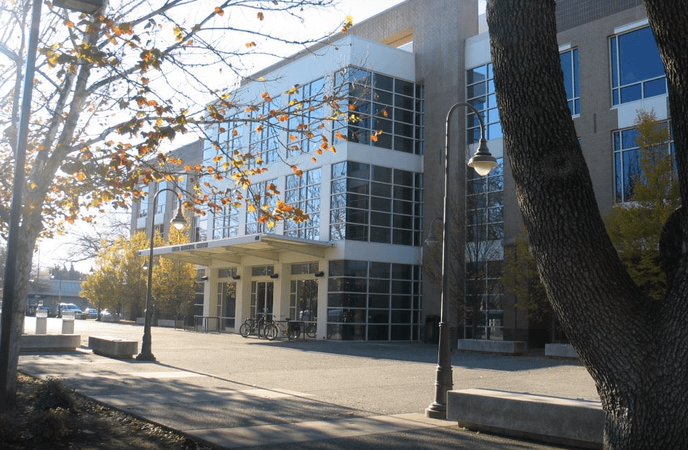 En el condado de
<b>Butte,</b> el precio promedio de una casa en
<b>venta es de $360,000 dólares</b>. Esto significa que para adquirir una vivienda se necesitan al menos
<b>$70,400 de salario y el pago mensual sería de $1,760 dólares.</b>