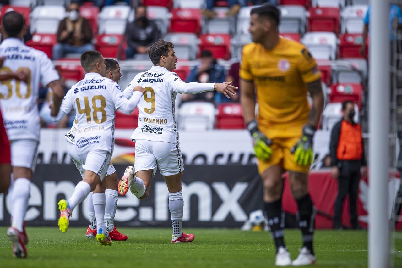 Toluca se impone en su casa 2-1 ante los Pumas de la UNAM, durante las séptima fecha del torneo de Apertura 2021 de la Liga MX. Juan Ignacio Dinneno abrió el marcador al minuto 8' tras cobrar un penal, sin embargo, los 'Diablos Rojos' remontaron con anotaciones de Rubens Sambueza (19') y Alexis Canelo (70').
