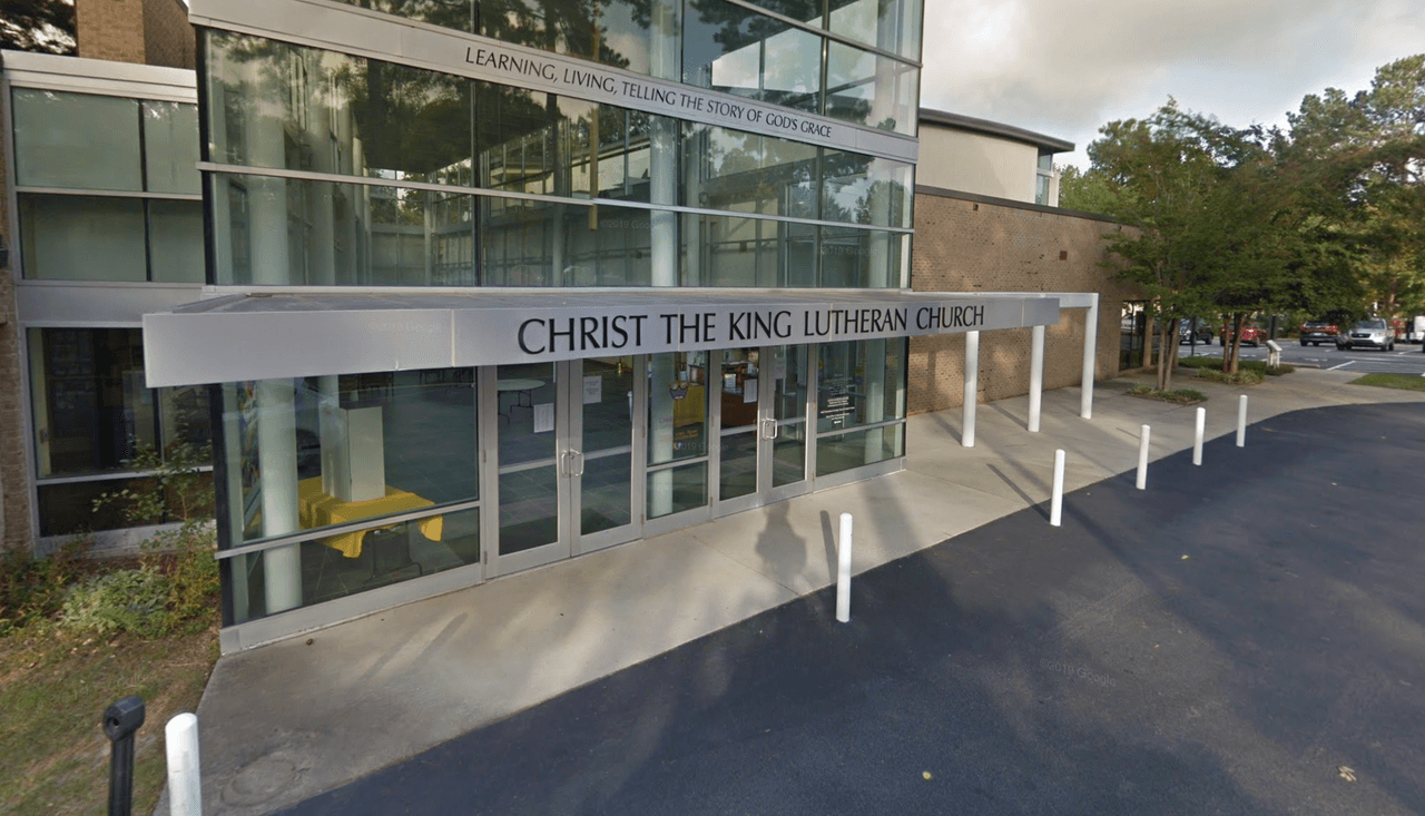 En un esfuerzo por disminuir los efectos de un posible contagio, nuevos detalles revelaron que el paciente asistió a los servicios religiosos de la Iglesia Luterana Cristo Rey, en Cary, Carolina del Norte, el pasado 23 de febrero. Aseguraron que no hay peligro de contagio para los miembros de la congregación.