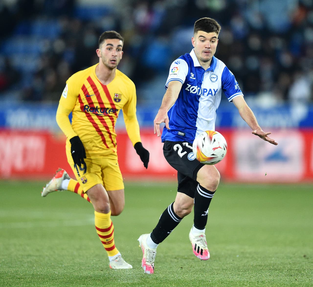 El Barcelona batalló mucho para vencer al Alavés, uno de los peores de LaLiga, pero al final lo hizo con un gol de Frenkie de Jong.