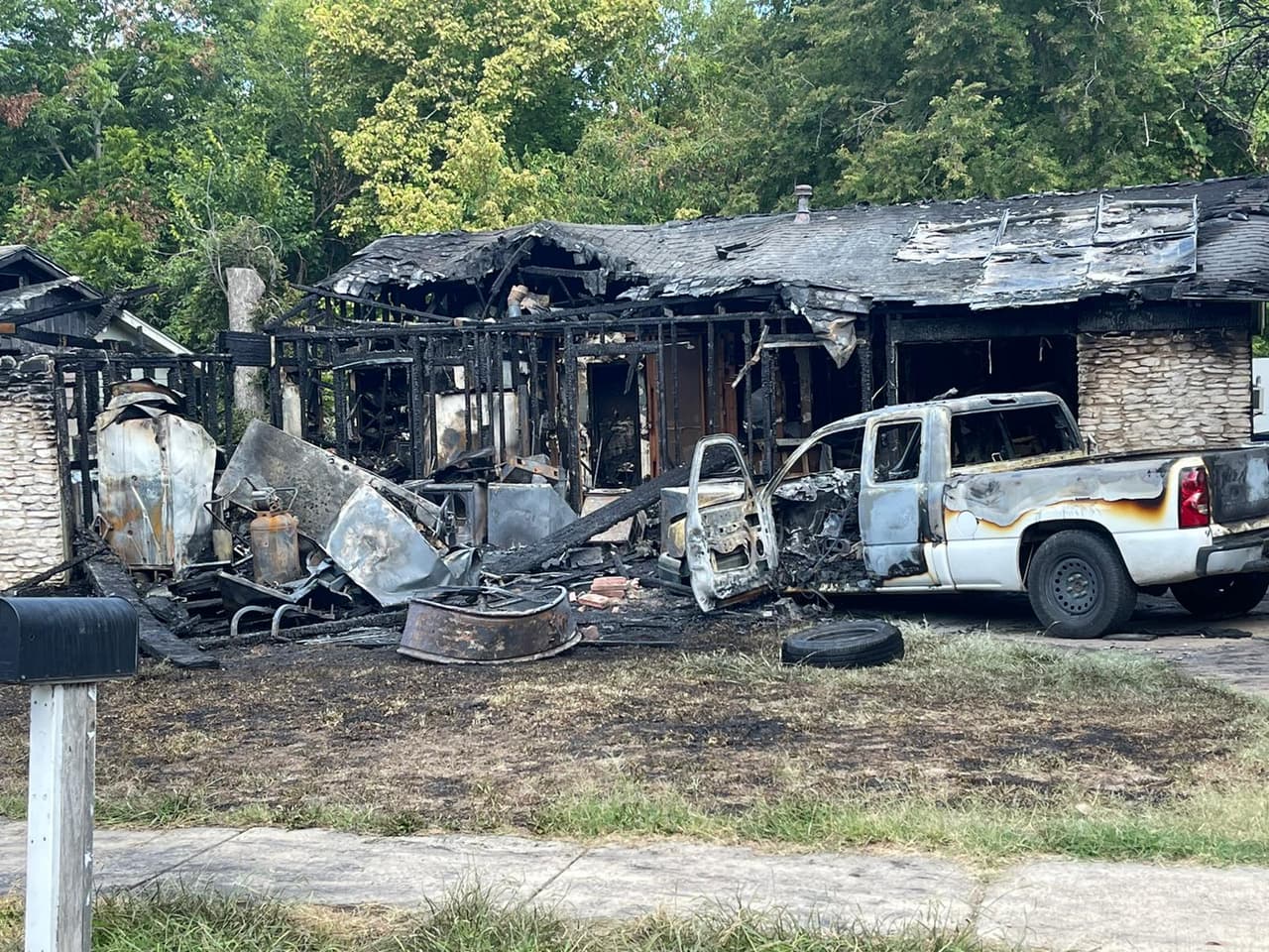 Las autoridades indicaron que dos personas estaban dentro de la primera casa.