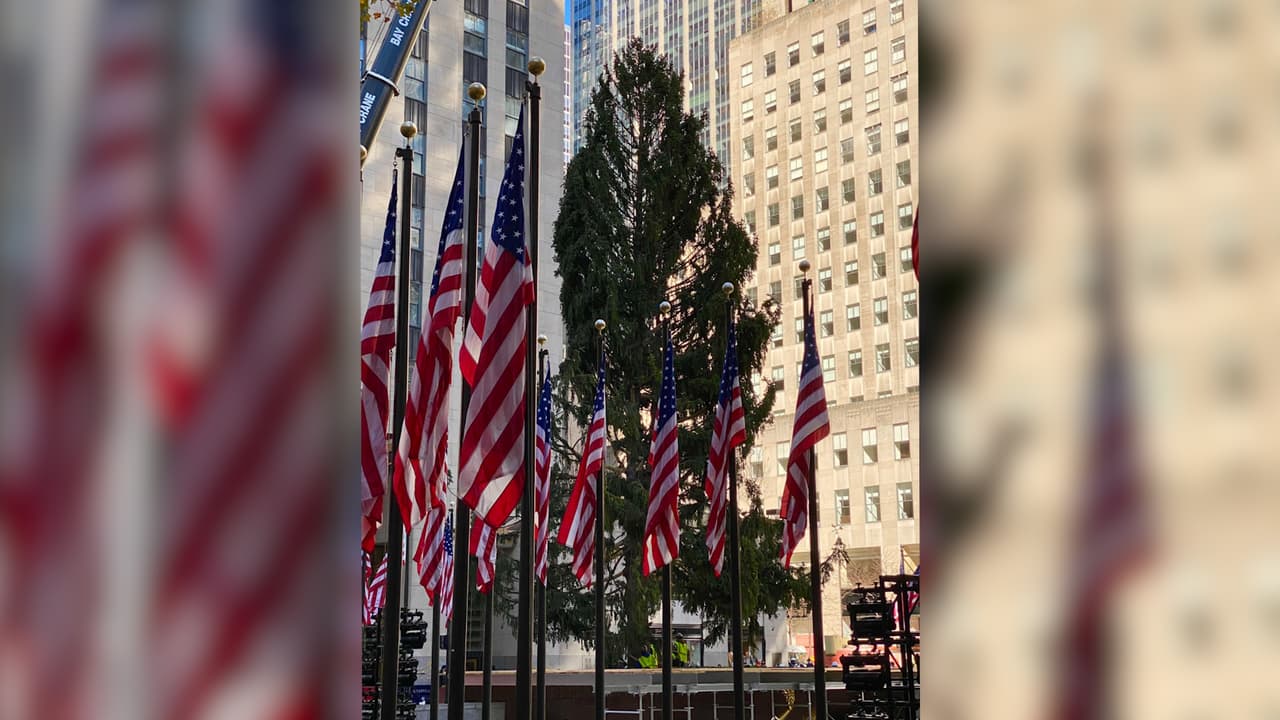 Llega el árbol de Navidad al Rockefeller Center, inaugurando la temporada festiva en NYC
