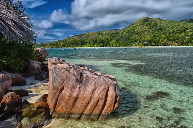 En un antiguo archipiélago de 115 islas,
<b>Fregate</b> es una isla de las Seychelles con paisajes salvajes. Entre bosques de palmeras y rocas de granito ablandadas por la erosión, la isla de la costa de África oriental cuenta con playas perfectas que reciben a tortugas gigantes que depositan sus huevos en donde el tiempo parece detenerse. Sus acantilados de granito dan paso a espectaculares playas blancas y arrecifes de coral.