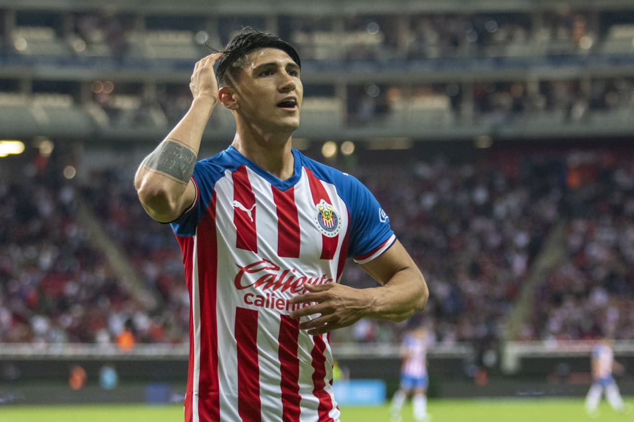 Alan Pulido reclama a Chivas adeudo económico