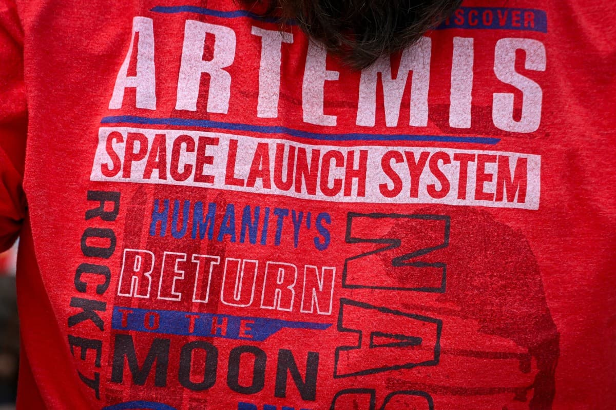 Un entusiasta del espacio luce una camiseta de Artemis en un parque de Titusville, Florida, varias horas antes del lanzamiento previsto del cohete Artemis II del Sistema de Lanzamiento Espacial (SLS) de la NASA desde el Centro Espacial Kennedy en Cabo Cañaveral el 1 de abril de 2026.