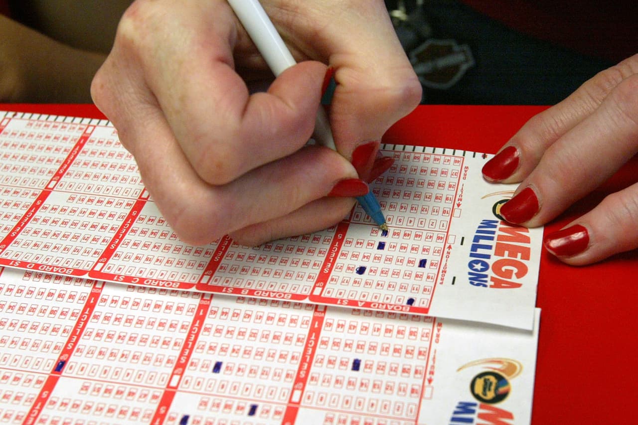 <b>Protege tu privacidad. </b>
<br>
<br>Suena tentador gritar: "¡Gané la lotería!". Guarde esas ansias tanto como sea posible, especialmente antes de entregar su boleto.