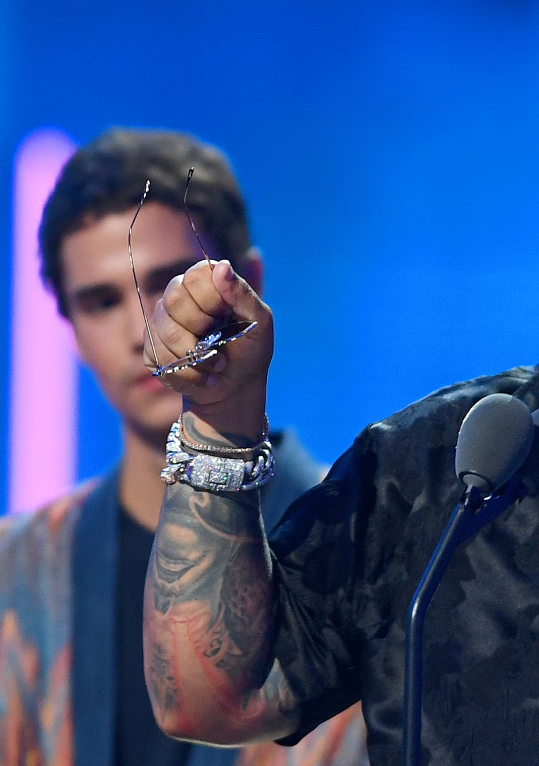 Los accesorios de Daddy Yankee fueron estas enormes pulseras con brillantes.