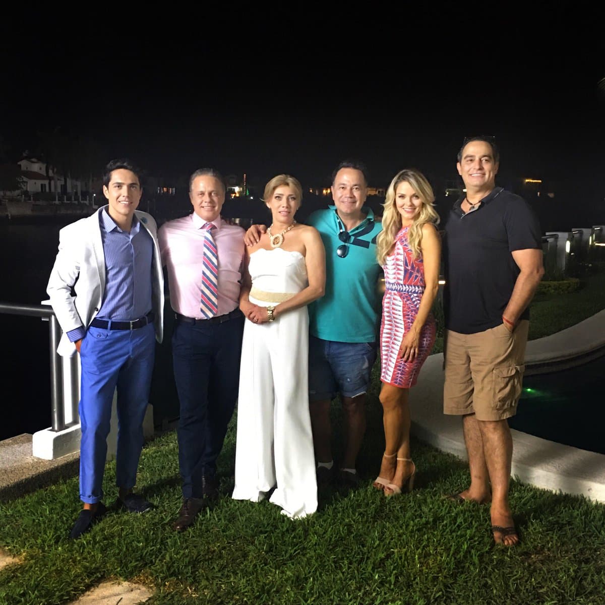 En 'Hijas de la luna' también se reune un elenco grande que incluye primeros actores y estrellas juveniles. Cynthia Klitbo, Omar Fierro, Jade Fraser, Eugenia Cauduro, Geraldine Galván, Alexis Ayala y Mariluz Bermudez entre muchos otros forman parte de este proyecto.