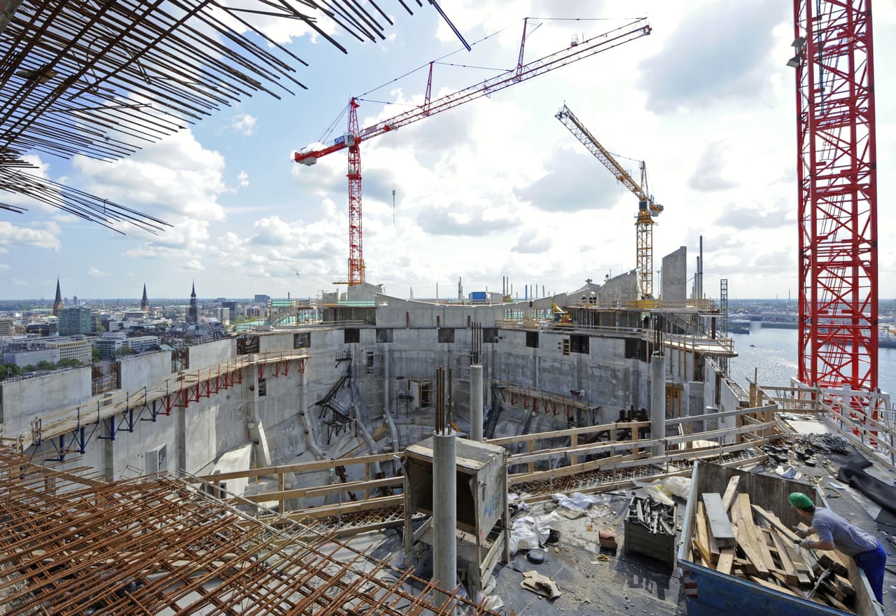 En esta fotografía de mayo de 2010, todavía no se podía la vislumbrar cómo sería la forma de la estructura cuando estuviera concluida.