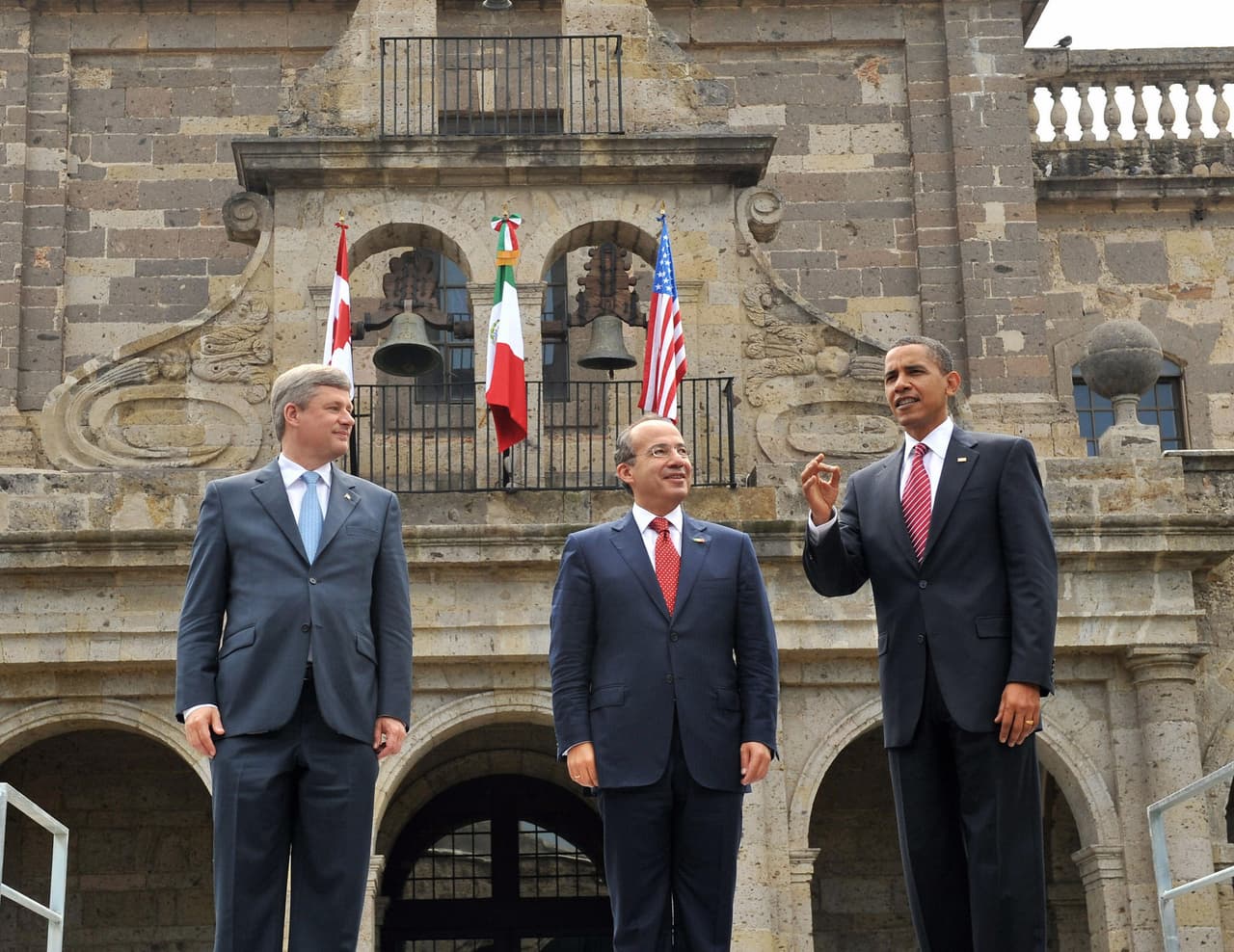 <b>Guadalajara, Jalisco. México (agosto 2009)</b>
<br>
<br>
<b>Felipe Calderón</b>
<br>
<b>Stephen Harper</b>
<br>
<b>Barack Obama</b>
<br>
<br>Los mandatarios frente al Hospicio Cabañas de Guadalajara, con Calderón como anfitrión. Fue la primera Cumbre de Líderes de América del Norte de Obama, quien había sido crítico con el Tratado de Libre Comercio durante la campaña presidencial.