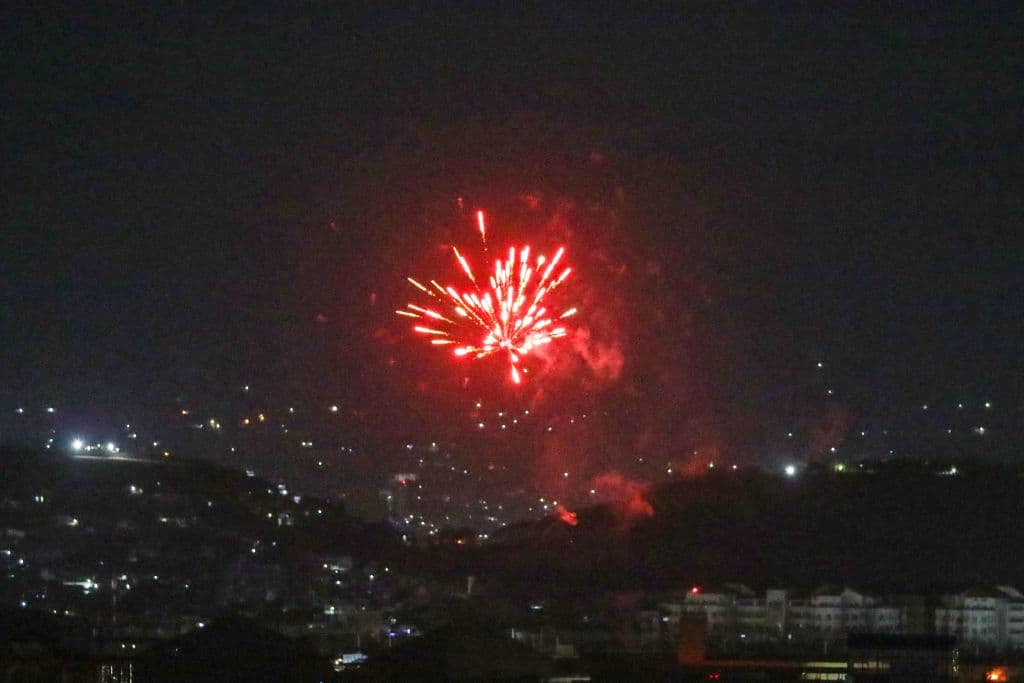 Los disparos de celebración iluminan parte del cielo nocturno después de que el último avión estadounidense despegara del aeropuerto de Kabul a principios del 31 de agosto de 2021.