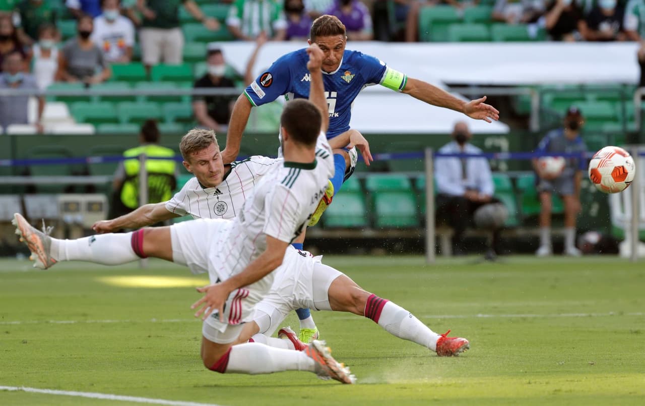 El Real Betis remonta y gana el partido ante el Celtic 4-3, enla primera jornada de la fase de grupos de la Liga Europa que se llevó a cabo en el Benito Villamarín de Sevilla. Albian Ajeti (13') y Josic Juranovic (27') ponían arriba al equipo visitante, pero los béticos reaccionaron y fueron Juan Miranda, Juanmi Jimenez con doblete y Borja Iglesias quienes le dieron la victoria al local. Tony Ralston le dio el tercero al 87'.