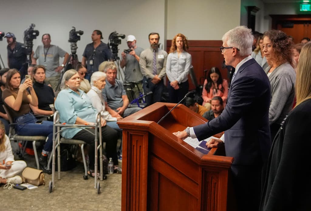 Por su parte, el fiscal de Los Ángeles, George Gascón, agregó que tomaron en cuenta el comportamiento de los hermanos Menéndez en prisión.