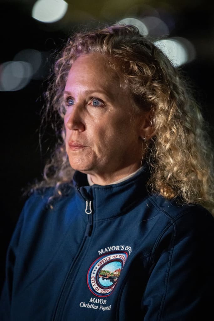 "Stockton es mejor que esto", declaró la alcaldesa
<b>Christina Fugazi</b>, quien pidió a que cualquiera de los
<b> 320,000 habitantes de la ciudad</b> que conozca algo sobre
<b>la persona responsable</b>, lo comunique a las autoridades.
<br>
<br>Más tarde,
<b><a href="https://www.facebook.com/christina.fugazi/posts/pfbid029aoEenrEQCEuosZiSBq3yAGAUDzXjvWHKGLhf6d4epHT7eAmXueqjriDWADKMrdyl" target="_blank">a través de Facebook</a></b>,
<b>la alcaldesa demócrata</b> solicitó también mantener "a las víctimas, a sus seres queridos y a nuestros equipos de primera respuesta en sus oraciones".