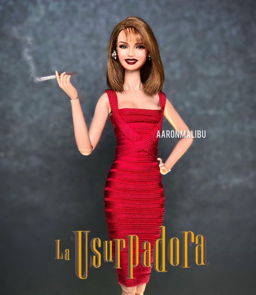 La década de los 90 es un referente de la cultura pop en la televisión, pues durante esta época surgieron diversos personajes y celebridades que conquistaron el corazón de los televidentes. Debido a ello, el artista mexicano Aaron Malibú ha recreado más de 40 famosas latinas y algunas
<a href="https://www.univision.com/famosos/coleccion-munecas-inspiradas-telenovelas-fotos">villanas de telenovelas mexicanas</a>.
<br>A continuación te mostramos algunas de sus muñecas.