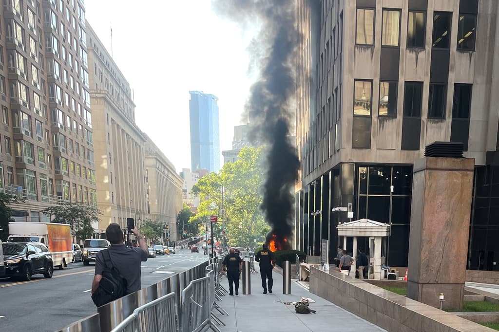 Un veterano del ejército que portaba material anti ICE está acusado de lanzar un artefacto incendiario contra un edificio federal de Nueva York