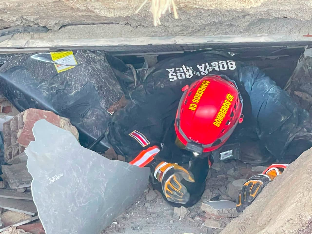 Un miembro del Cuerpo de Bomberos de Costa Rica, enviado a Venezuela dentro del grupo de búsqueda y rescate de las víctimas de los potentes terremotos ocurridos en Venezuela en junio de 2026.