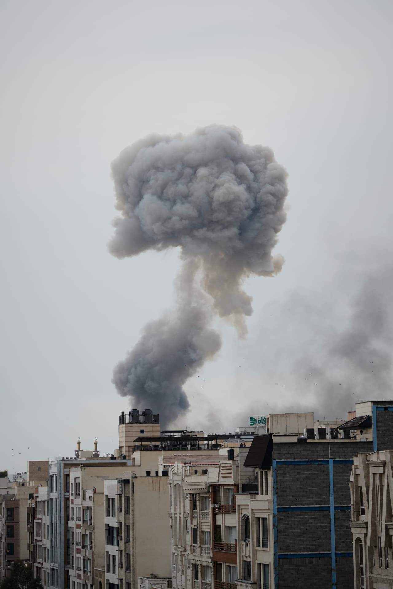 Una columna de humo se eleva tras un ataque en Teherán, Irán, el lunes 2 de marzo de 2026. (AP Foto/Vahid Salemi)