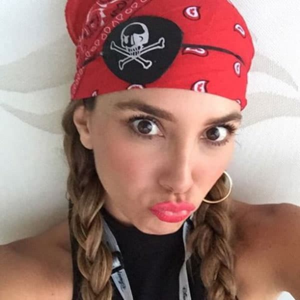 Elizabeth se sintió como una niña de nuevo, hasta se disfrazó de pirata en el crucero.