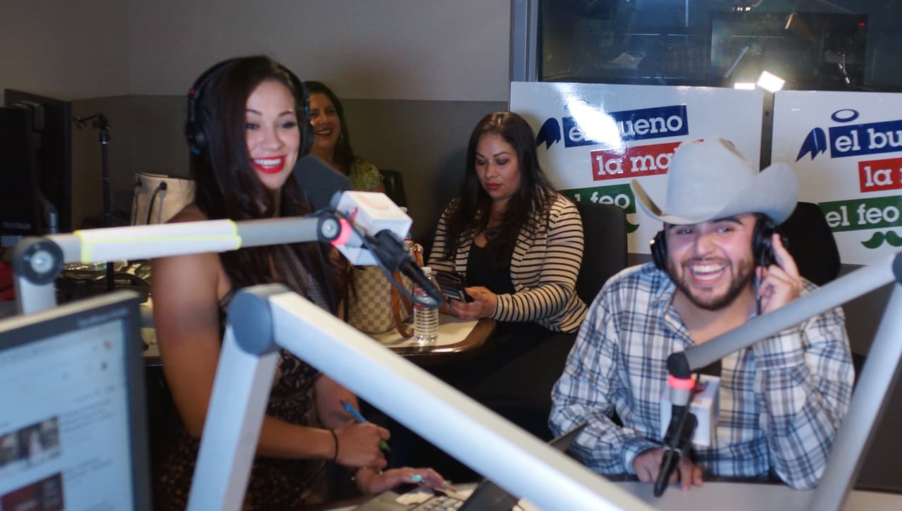 Carla Medrano enamoró a Gerardo Ortiz durante la entrevista del artista con 'El Bueno, La Mala y El Feo'.