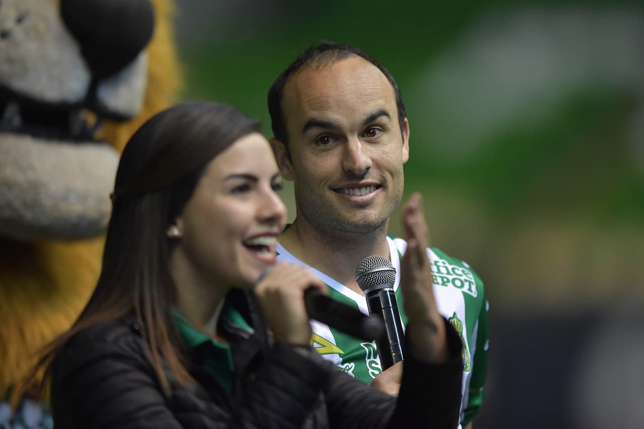 El jugador estadounidense tuvo una cálida bienvenida ante cuatro mil aficionados presentes en el Nou Camp. Allí aseguró que llega al equipo a jugar fútbol y a "ser campeón". Además de ratificar que "no cree en los muros" y que él empezó a jugar al fútbol con mexicanos, por lo tanto jugar en México "es un sueño".