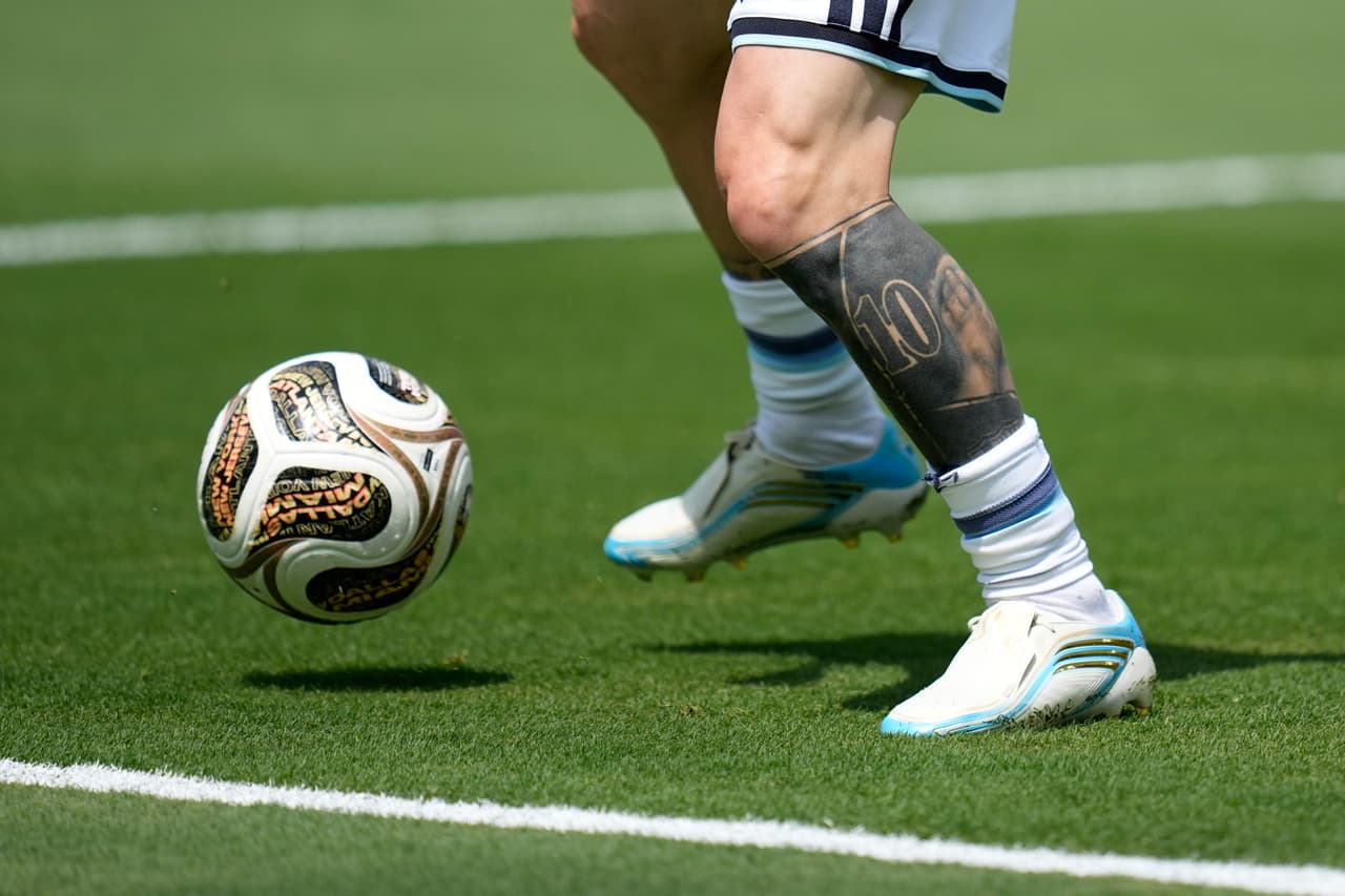 Detalle de Lionel Messi manejando el balón.