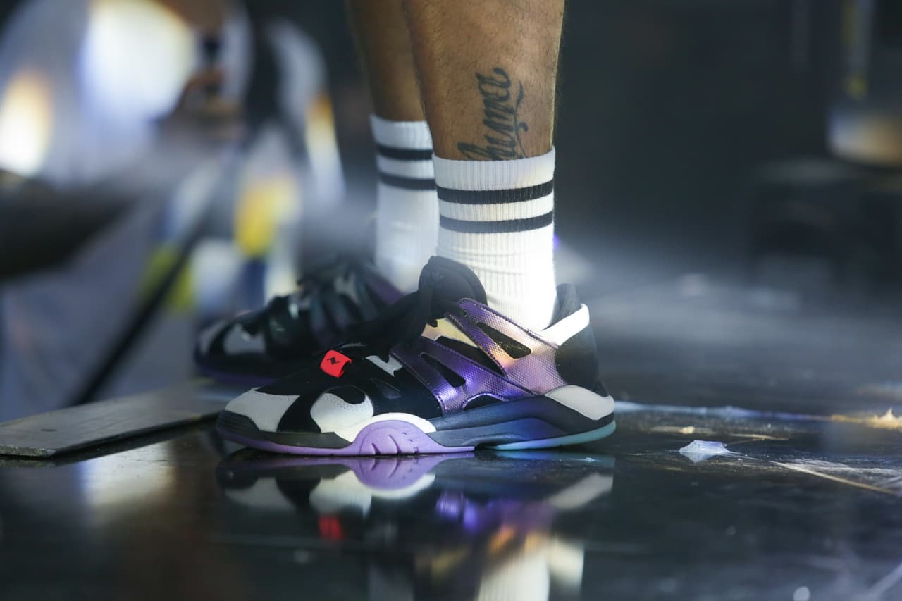 El cantante usó tenis y calcetas de la misma marca que sus pantalones cortos. Un atuendo muy veraniego.