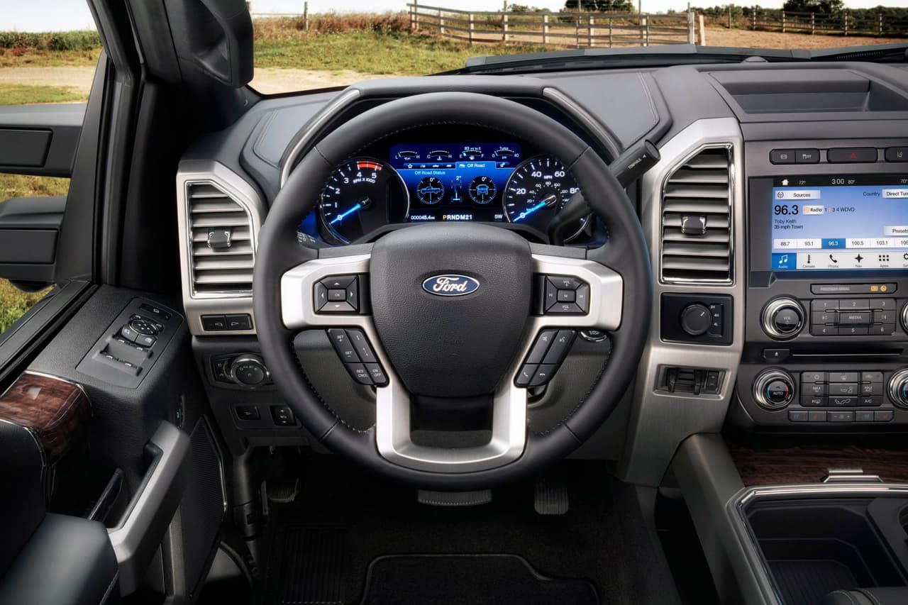 El tablero de instrumentos y controles de la Ford F-250 Super Duty 2017 es indéntica a la de su hermana menor la Ford F-150.