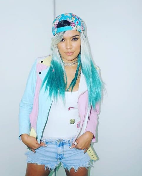 Teñir el cabello de azul puede ser una apuesta arriesgada pero es un potente antídoto contra el aburrimiento.